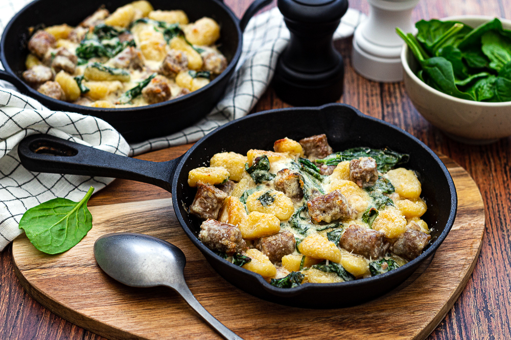 Photo: Gratin de gnocchi, chipolatas, épinards et crème au parmesan